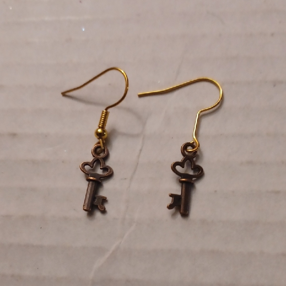 4/$40 New Vintage-Style Key Earrings in Bronze and Gold
